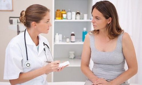 Il medico prescrive il trattamento per le vene varicose